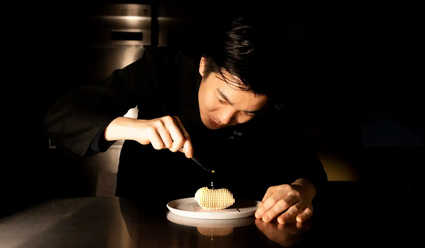 おずみまさひこさんがケーキを作っている画像